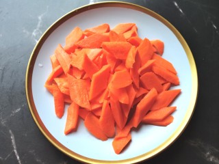 黄瓜炒胡萝卜,胡萝卜去皮切成菱形