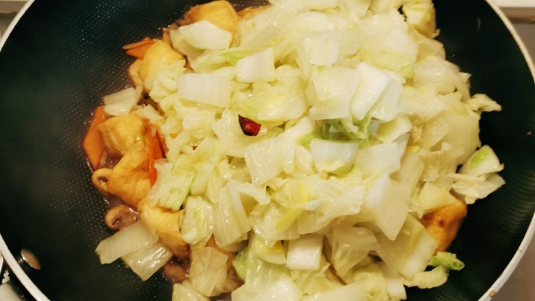 油豆腐炒白菜,放入炒好的白菜，继续翻炒入味。