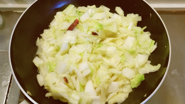 油豆腐炒白菜,放入白菜翻炒断生，盛出备用。