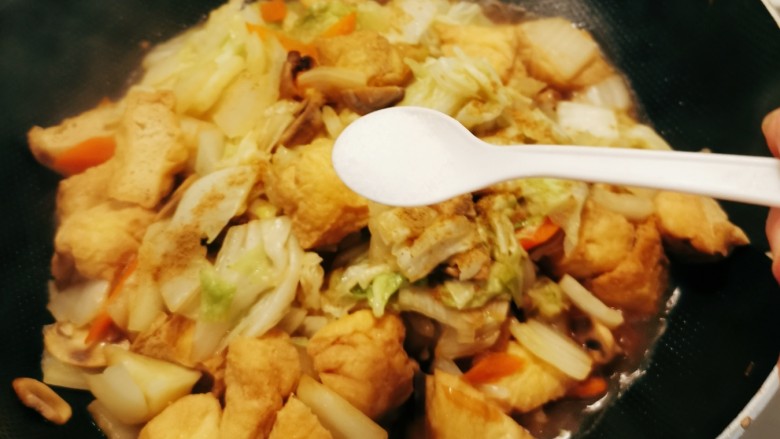 油豆腐炒白菜,按自己口味添加盐调味。