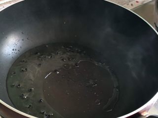 尖椒炒羊肚,热锅凉油放入花椒籽爆香