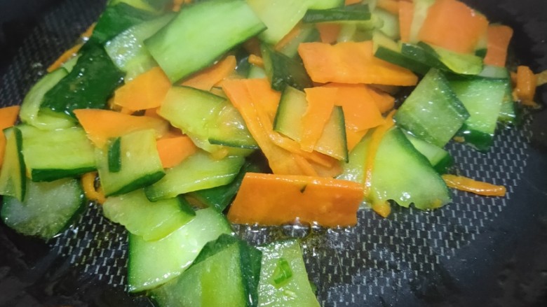 黄瓜炒胡萝卜,炒至黄瓜变色，大概也就熟了，整个过程大概需要3～5分钟