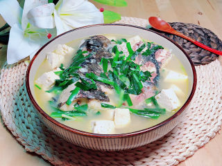 鱼头豆腐煲,滋补身体，补钙效果非常好哟。
