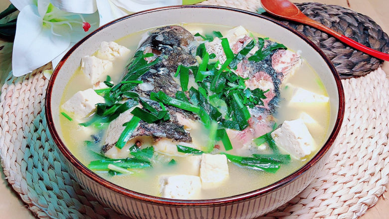 鱼头豆腐煲,滋补身体，补钙效果非常好哟。