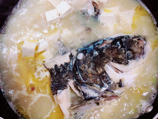 鱼头豆腐煲,放入豆腐，盖盖儿小火儿慢炖30分钟。