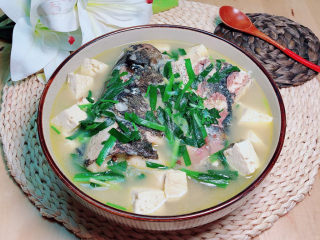 鱼头豆腐煲,鲜美的鱼头豆腐煲上桌了。
