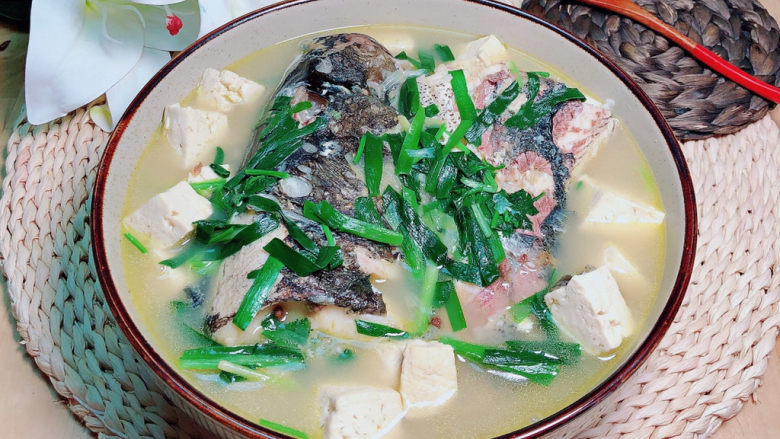 鱼头豆腐煲,鲜美的鱼头豆腐煲上桌了。