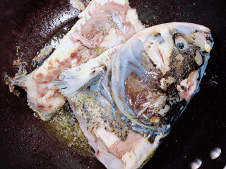 鱼头豆腐煲,翻面，继续煎至焦黄。