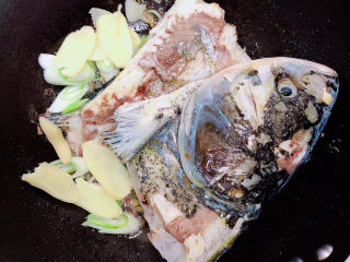 鱼头豆腐煲,放入花椒粒、葱姜爆香。