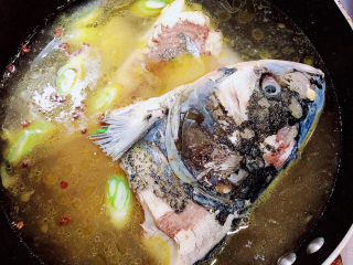 鱼头豆腐煲,倒入水，煮开锅。