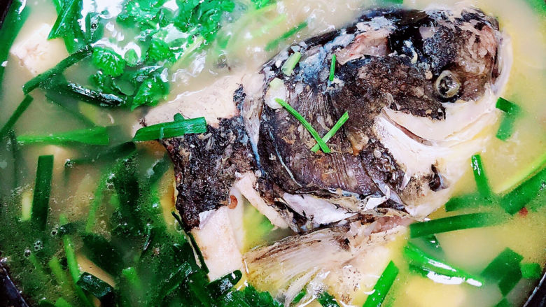 鱼头豆腐煲,撒上<a style='color:red;display:inline-block;' href='/shicai/ 131'>香菜</a>，即可出锅了。喜欢鱼汤的可以多留点汤，喜欢吃肉的可以收汁，干一些再出锅。