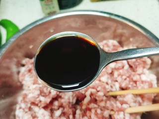 家常肉丸粉丝汤,酱油、料酒、食用油适量