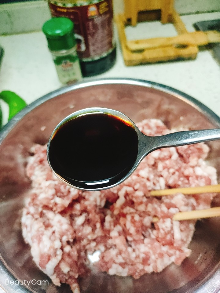 家常肉丸粉丝汤,酱油、料酒、食用油适量