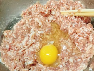 家常肉丸粉丝汤,加入一个鸡蛋