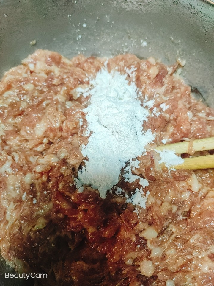 家常肉丸粉丝汤,可以加入少量淀粉，增加粘度