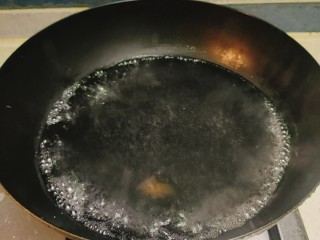 家常肉丸粉丝汤,锅里添适量清水，烧开