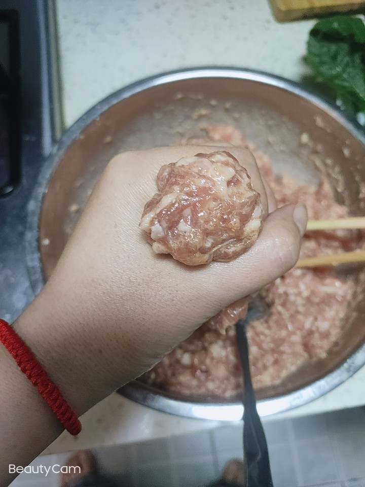 家常肉丸粉丝汤,用手挤出肉丸