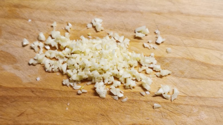 黄豆芽拌海带,蒜切碎。
