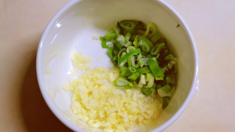 黄豆芽拌海带,葱蒜放入小碗里。