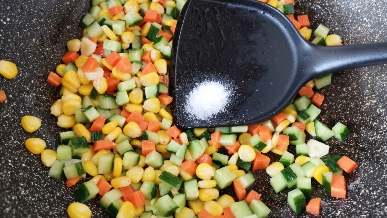 胡萝卜炒玉米,放盐调味。
