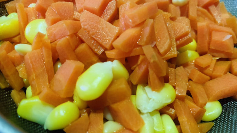 胡萝卜炒玉米,捞起玉米粒和胡萝卜粒，沥干水分