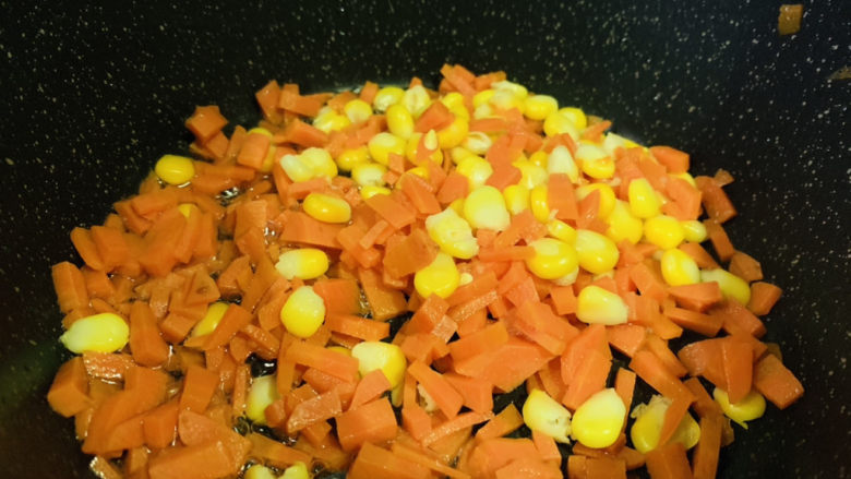 胡萝卜炒玉米,锅加食用油，热锅，倒入焯水好的胡萝卜和玉米粒