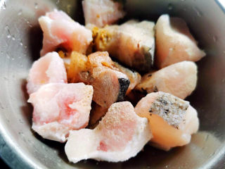 鱼头豆腐煲,加入盐，胡椒粉，生抽，蚝油腌制