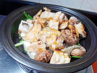 鱼头豆腐煲,加上煎过的鱼块