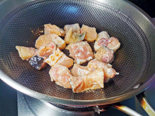 鱼头豆腐煲,锅中加油，下鱼块