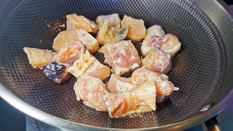 鱼头豆腐煲,锅中加油，下鱼块