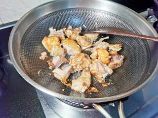 鱼头豆腐煲,双面煎至金黄色