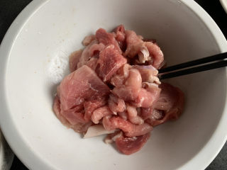 炸酥肉,猪肉切成小条放碗里