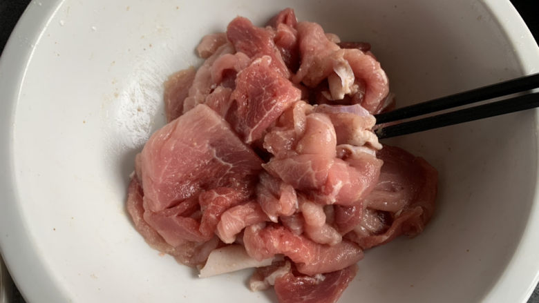 炸酥肉,猪肉切成小条放碗里