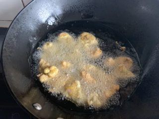 炸酥肉,将里脊肉一条一条的下入油锅，炸至金黄就捞出控油