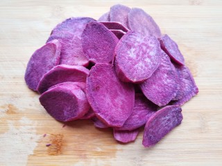 紫薯发糕,紫薯洗净去皮，切薄片