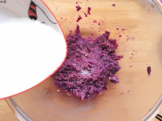 紫薯发糕,蒸好的紫薯压成泥，加入白糖