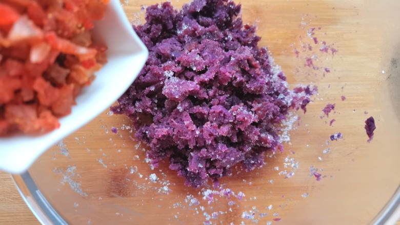 紫薯发糕,加入草莓碎搅匀
