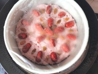 紫薯发糕,盖上保鲜膜上锅水开蒸35分钟焖5分钟