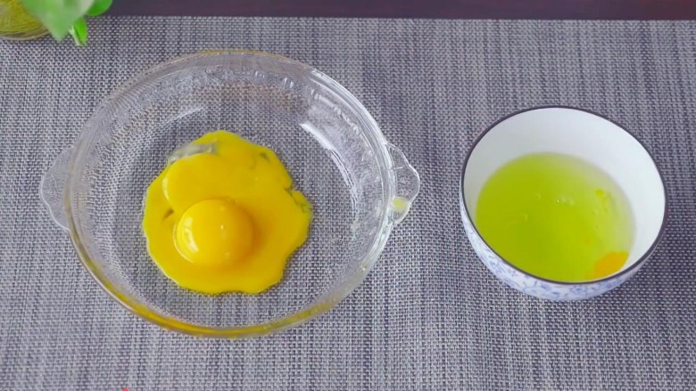 朴实无华的酱油炒饭,鸡蛋取出蛋黄