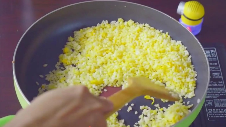 朴实无华的酱油炒饭,炒成颗粒分明的米饭，均匀的裹上鸡蛋液