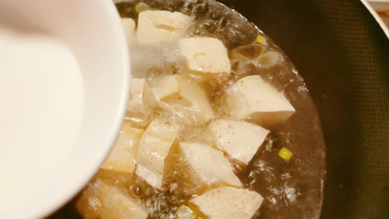 榨菜豆腐汤,倒入水淀粉。