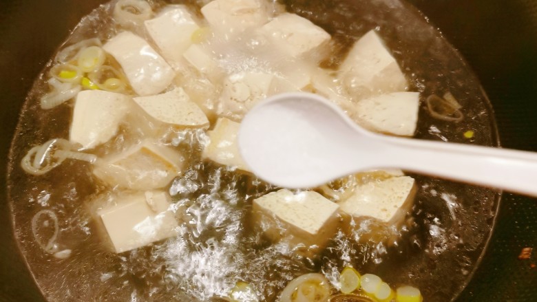 榨菜豆腐汤,倒入足够量的清水，烧开煮3分钟，加入盐调味。