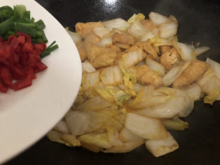 油豆腐炒白菜,下葱叶和红椒翻炒均匀