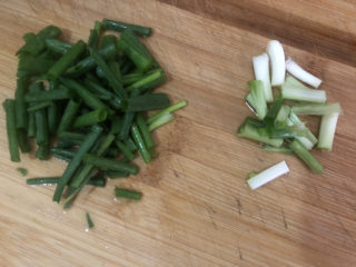 油豆腐炒白菜,葱切小段、葱白叶分开