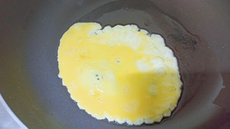 黄瓜炒胡萝卜,锅内加入适量食用油先煎鸡蛋