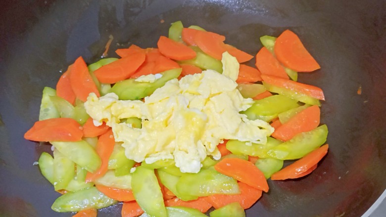 黄瓜炒胡萝卜,加入鸡蛋