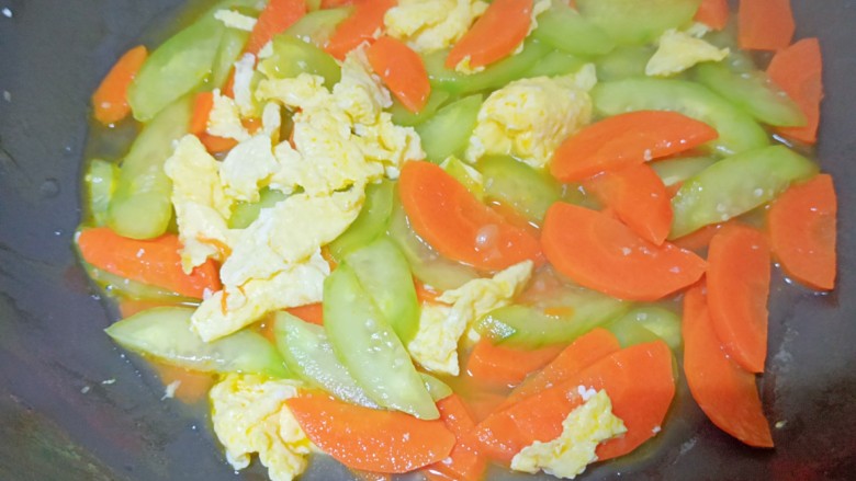 黄瓜炒胡萝卜,加入少许清水，开着锅煮几分钟就可以了