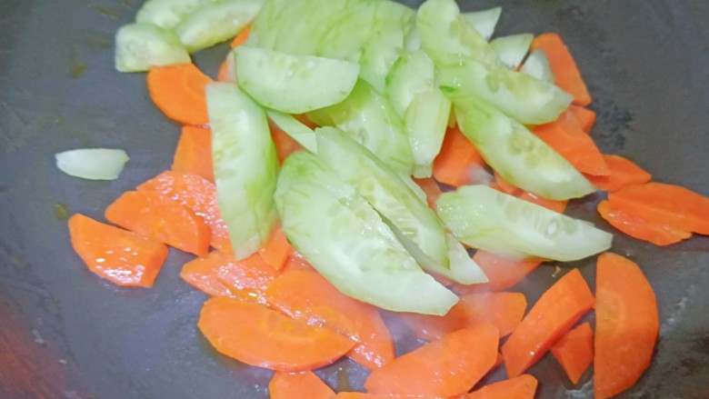 黄瓜炒胡萝卜,胡萝卜变软后加入黄瓜翻炒