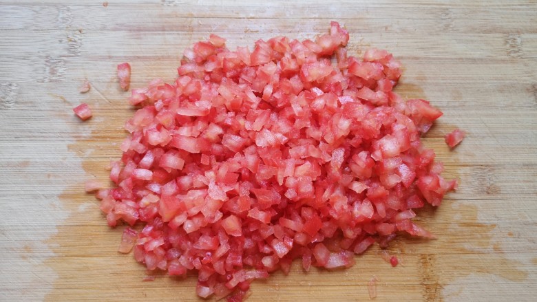 西红柿鸡蛋饺子,将西红柿皮切碎。