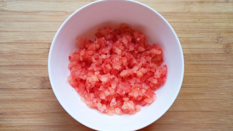 西红柿鸡蛋饺子,用粗布包起来挤干水分，放入碗里。